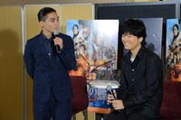 「Q & A」発売記念イベントの様子。