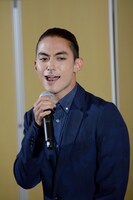 「Q & A」を歌う永瀬匡。