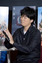 永瀬匡に拍手を送る秦基博。