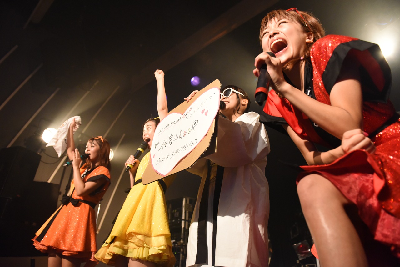 根岸愛による2ndワンマンライブサプライズ発表の様子。