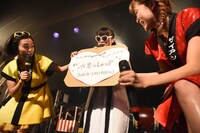 根岸愛による2ndワンマンライブサプライズ発表の様子。