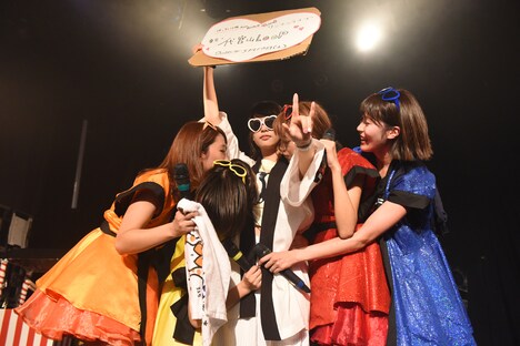 根岸愛による2ndワンマンライブサプライズ発表の様子。