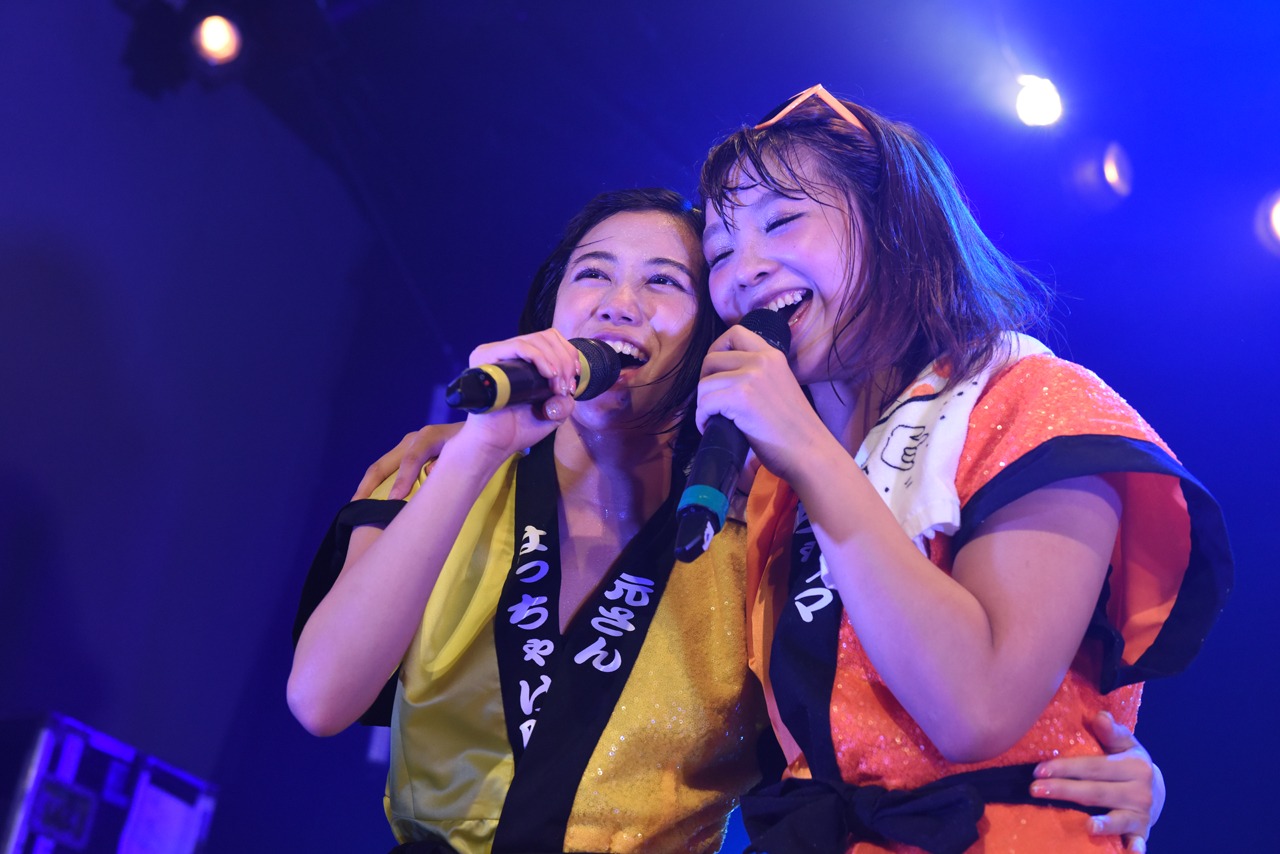 左から森詩織、岩村捺未。