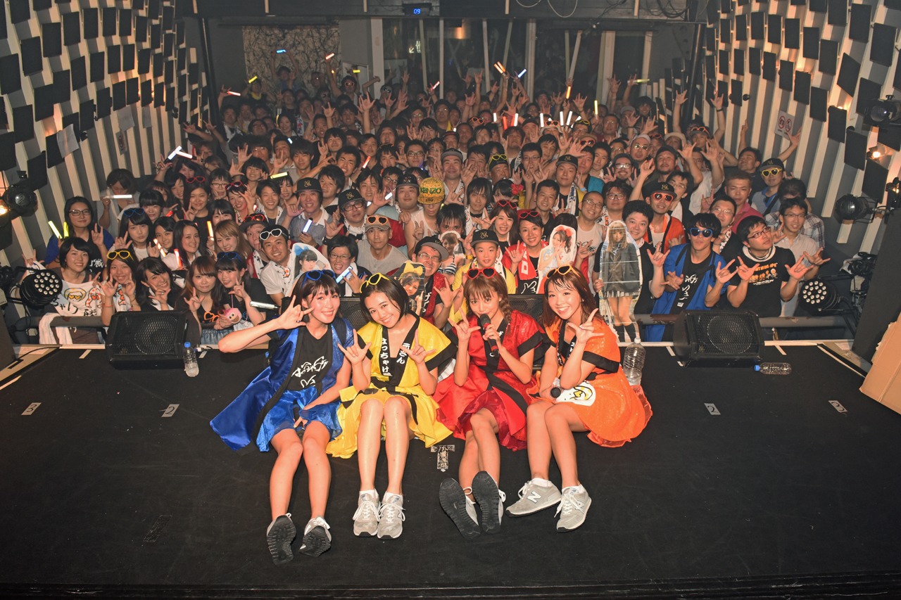 「はっちゃけ祭り～まだまだ夏は終わらない!!～」エンディングでの記念撮影の様子。