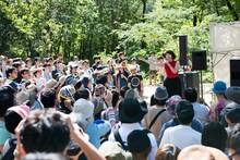 「りんご音楽祭2014」での水曜日のカンパネラのライブの様子。