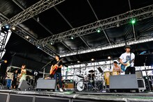 シンリズムのライブの様子。（撮影：米田真也）