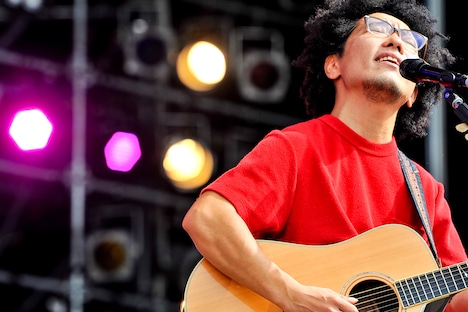 ハナレグミのライブの様子。（撮影：河上良）