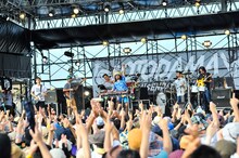 YOUR SONG IS GOODのライブの様子。（撮影：米田真也）