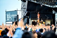 モーモールルギャバンのライブの様子。（撮影：河上良）