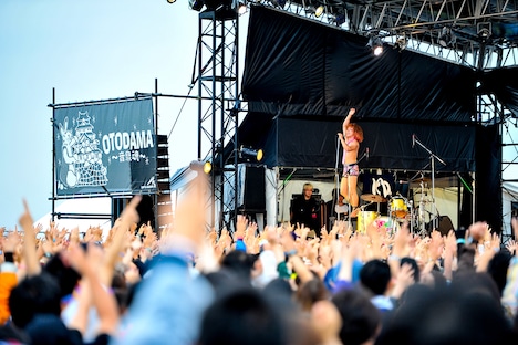 モーモールルギャバンのライブの様子。（撮影：河上良）