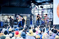 アナログフィッシュのライブの様子。（撮影：河上良）