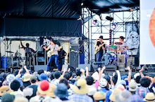 アナログフィッシュのライブの様子。（撮影：河上良）