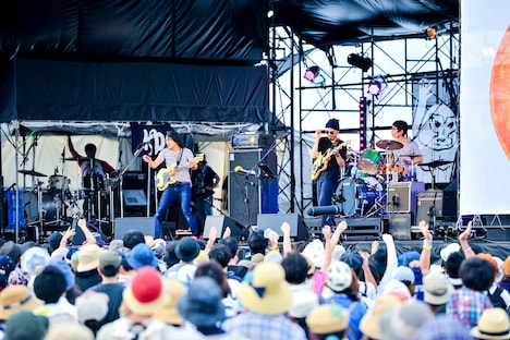 アナログフィッシュのライブの様子。（撮影：河上良）