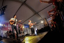 ヨコタシンノスケ（キュウソネコカミ）「YOKODAMA'15～ヨコタ魂～」の様子。（撮影：日吉純平）