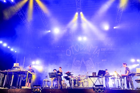 METAFIVEのライブの様子。（撮影：河上良）