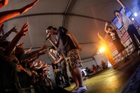 ヨコタシンノスケ（キュウソネコカミ）「YOKODAMA'15～ヨコタ魂～」の様子。（撮影：日吉純平）