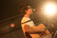 かみぬまゆうたろうのライブの様子。（撮影：日吉純平）