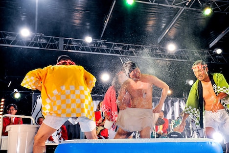 赤犬のライブの様子。（撮影：河上良）