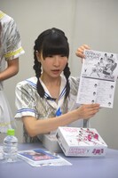 ボックスの中身を紹介する藤咲彩音。