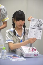 ボックスの中身を紹介する藤咲彩音。