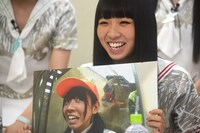 セルフプロデュース企画「古川未鈴の生き物のハートにBダッシュ」でトラに怯える自分を紹介する古川未鈴。