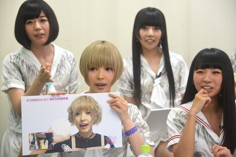 「でんぱ組.incイメージクリップ」最新作について自信満々に見どころを力説する夢眠ねむ監督（手前左）。