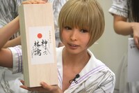 「でんぱ組.incイメージクリップ」見どころプレゼン企画で投票1位のご褒美として用意された皇室御用達の高級りんごジュース「神々の林檎」。