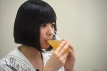 「神々の林檎」を味わう夢眠ねむ監督。