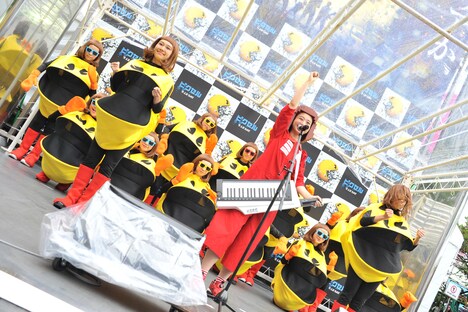 「8ビットボーイ」をパックマンダンサーたちとともに披露した三戸なつめ。