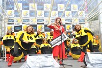「8ビットボーイ」をパックマンダンサーたちとともに披露した三戸なつめ。