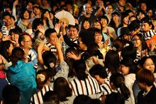 客席を歩いて登場したレキシ。（撮影：山本佳代子）