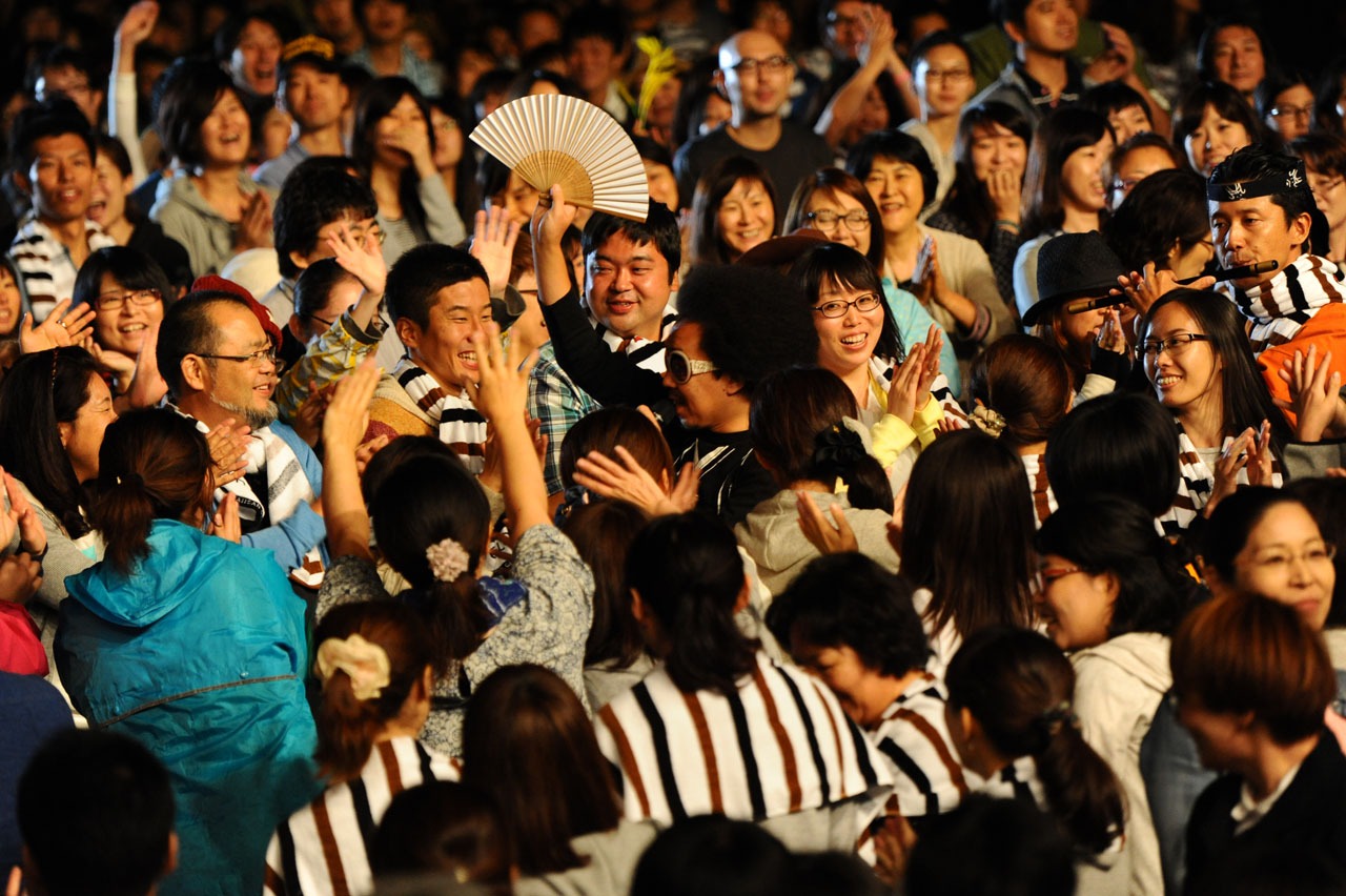 客席を歩いて登場したレキシ。（撮影：山本佳代子）