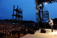 秦基博「世界遺産劇場 -縄文あおもり 三内丸山遺跡-」の様子。（撮影：山本佳代子）