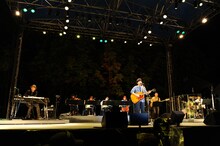 秦基博「世界遺産劇場 -縄文あおもり 三内丸山遺跡-」の様子。（撮影：山本佳代子）