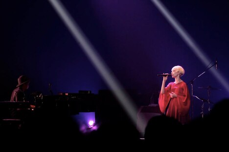 左からヒイズミマサユ機、木村カエラ。（撮影：小境勝巳）