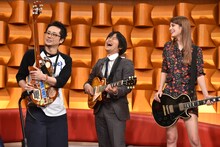 写真左より横山健、バカリズム、マギー。 (c)日本テレビ