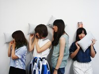 「"VISION" TOUR 2015」豪華な完全生産限定盤の特典「ねごと ミニバクまくら」を持つねごとメンバー。