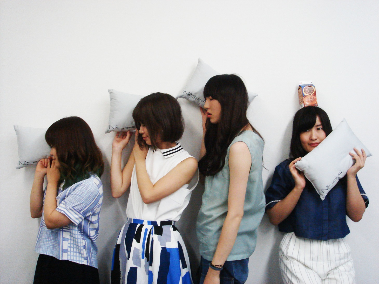 「"VISION" TOUR 2015」豪華な完全生産限定盤の特典「ねごと ミニバクまくら」を持つねごとメンバー。