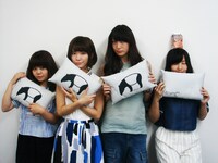 「"VISION" TOUR 2015」豪華な完全生産限定盤の特典「ねごと ミニバクまくら」を持つねごとメンバー。