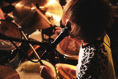 岸波藍（Dr, Cho / セプテンバーミー）（撮影：ハヤシサトル）