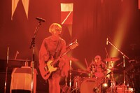 「BEAT」でエレキギターを弾く木村カエラ。（撮影：川田洋司）