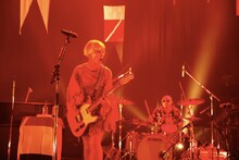 「BEAT」でエレキギターを弾く木村カエラ。（撮影：川田洋司）