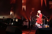 「BEAT」でエレキギターを弾く木村カエラ。（撮影：川田洋司）