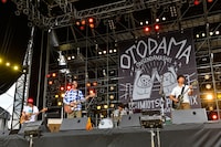 真心ブラザーズのライブの様子。（撮影：米田真也）