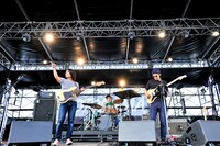 アナログフィッシュのライブの様子。（撮影：河上良）