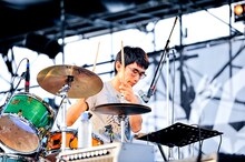 アナログフィッシュのライブの様子。（撮影：河上良）