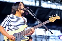 アナログフィッシュのライブの様子。（撮影：河上良）