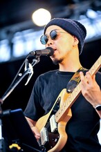 アナログフィッシュのライブの様子。（撮影：河上良）