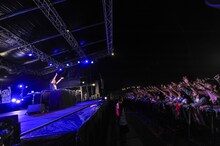 DJ ピエール中野のDJプレイの様子。（撮影：米田真也）