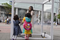 桜木町駅の東口で行われた「『この歌は、街を黙らせる。』NANAMI SILENT STREETLIVE in Sakuragicho」の様子。